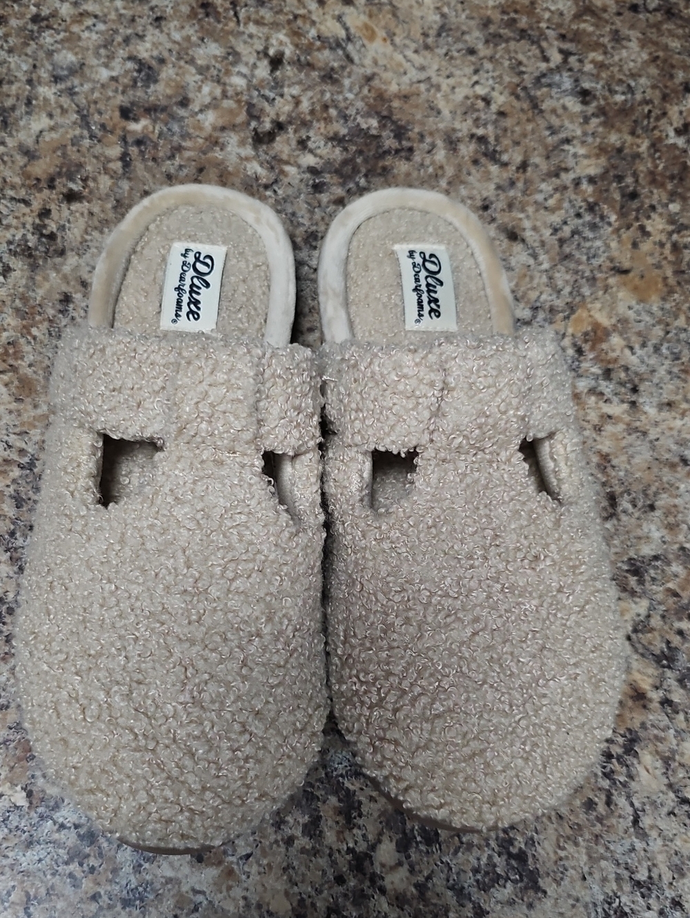 Deluxe by Dearfoams Women's Cream Sherpa Slip-On Mules